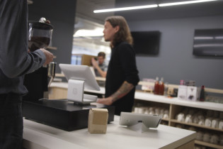Squareの社内にあるカフェ兼テストスペース。日々、社員が製品を試し、不便さの解決に努める